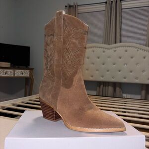 Elegant Tan Suede Heeled Boots